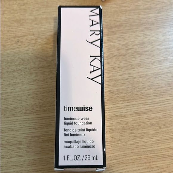 Mary Kay Black and Silver Foundation for Radiant Finish - Picture 3 of 3